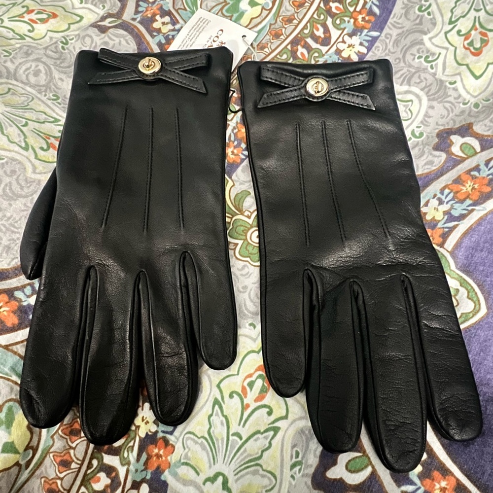 Coach Turn Lock Bow Leather Gloves